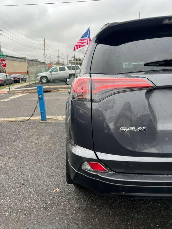 Toyota RAV4 LE AWD 2018