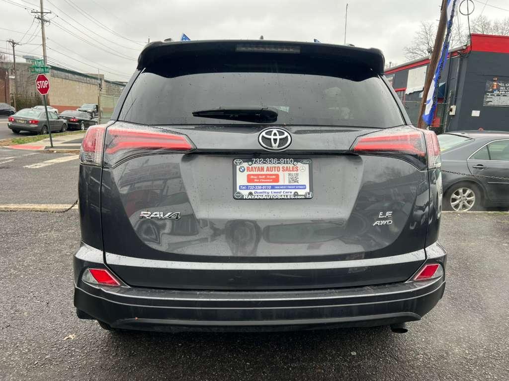 Toyota RAV4 LE AWD 2018