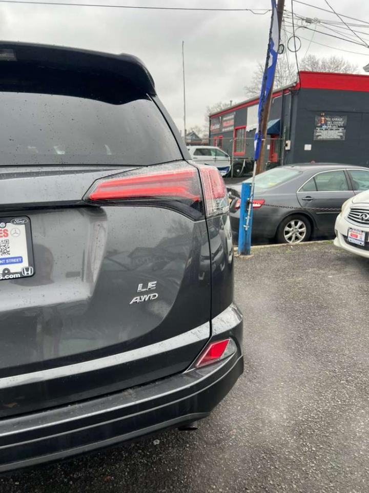 Toyota RAV4 LE AWD 2018