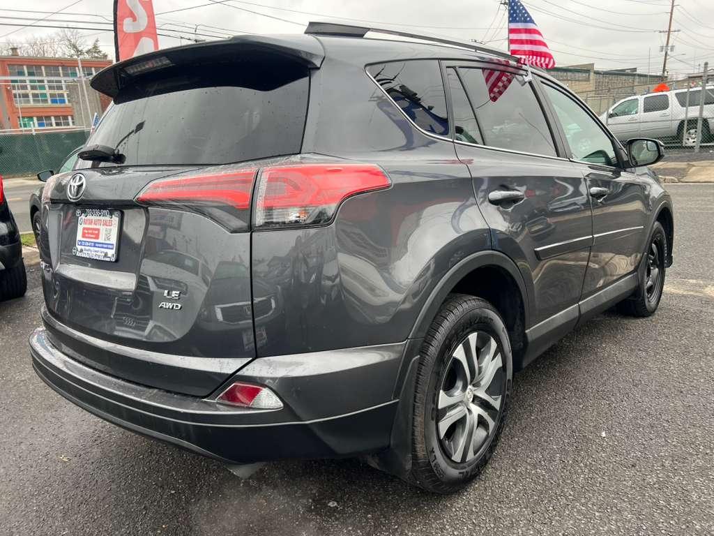 Toyota RAV4 LE AWD 2018