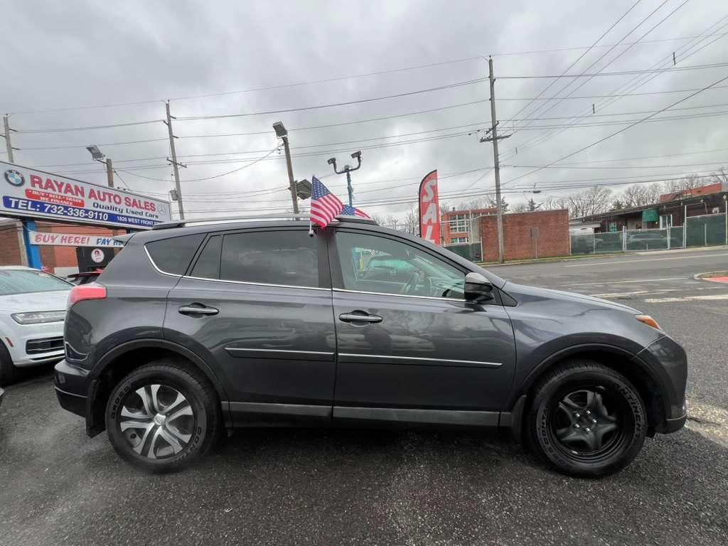 Toyota RAV4 LE AWD 2018