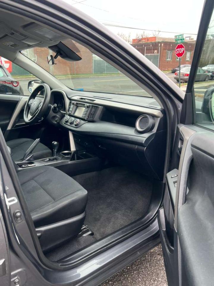 Toyota RAV4 LE AWD 2018