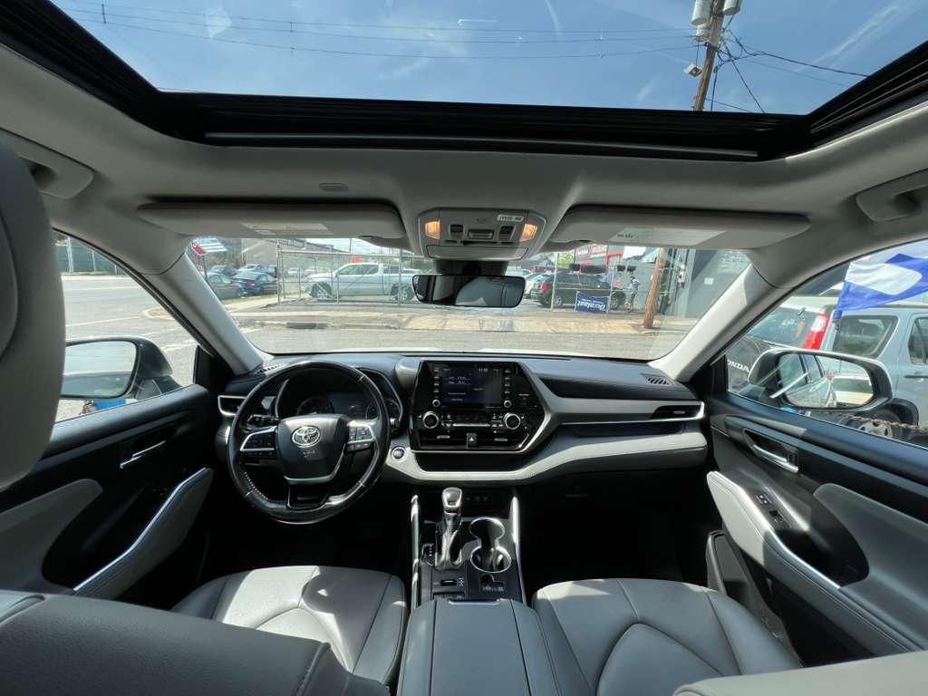 Toyota Highlander XLE AWD V6 2021