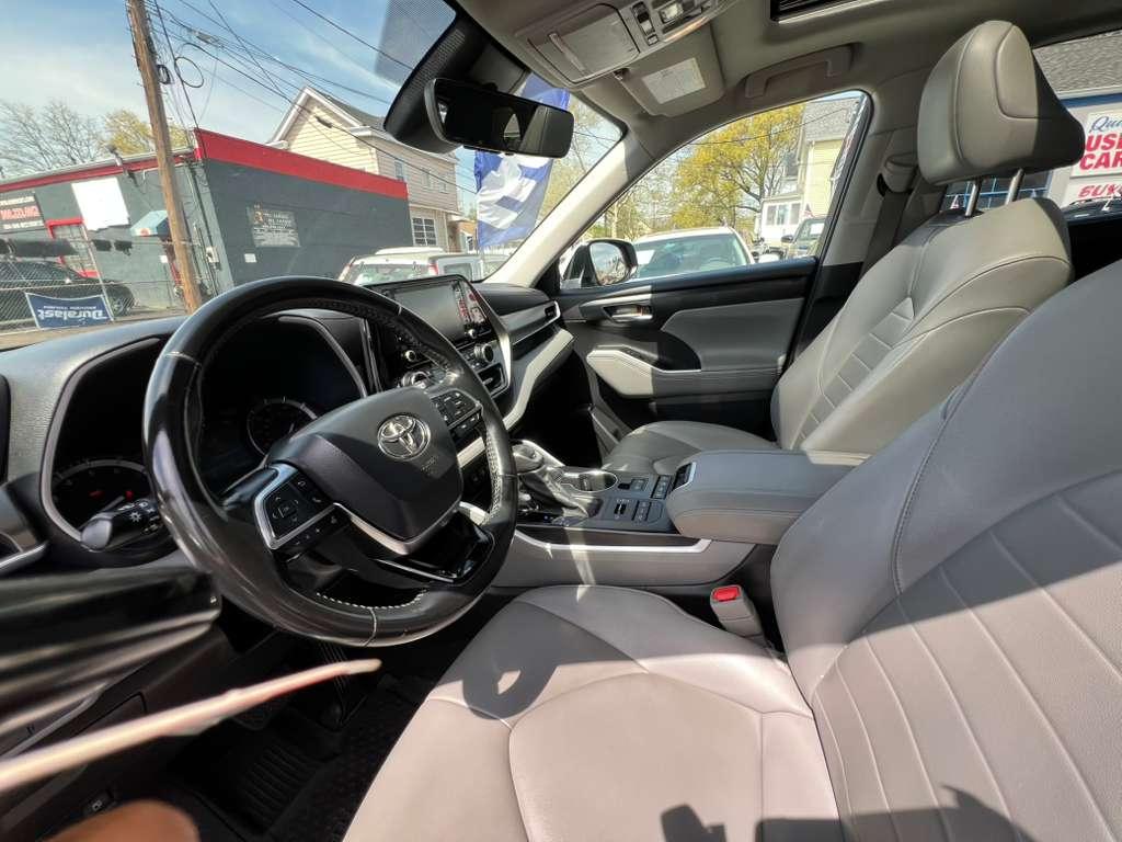 Toyota Highlander XLE AWD V6 2021