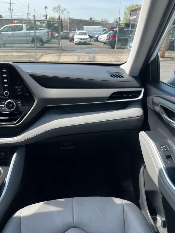 Toyota Highlander XLE AWD V6 2021