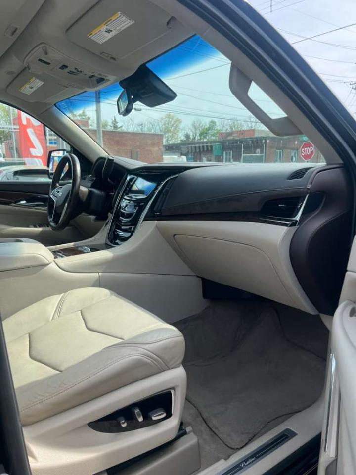 Cadillac Escalade ESV Luxury 4WD 2016