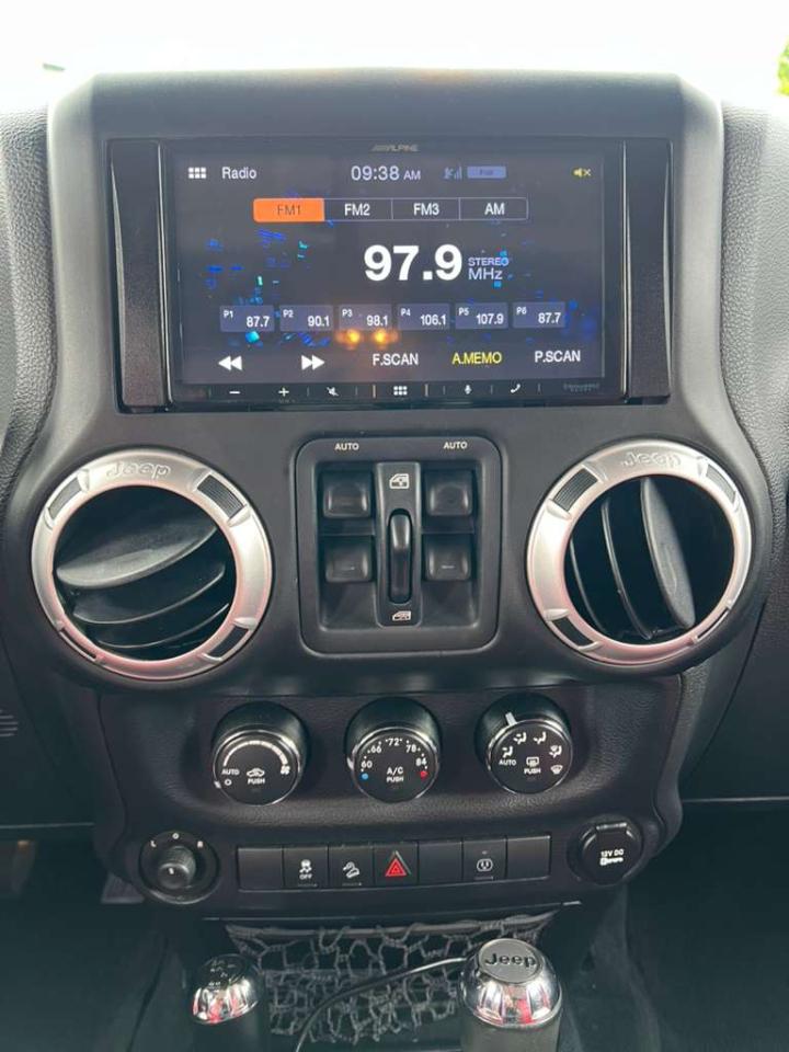 Jeep Wrangler Unlimited Sahara 4WD 2014