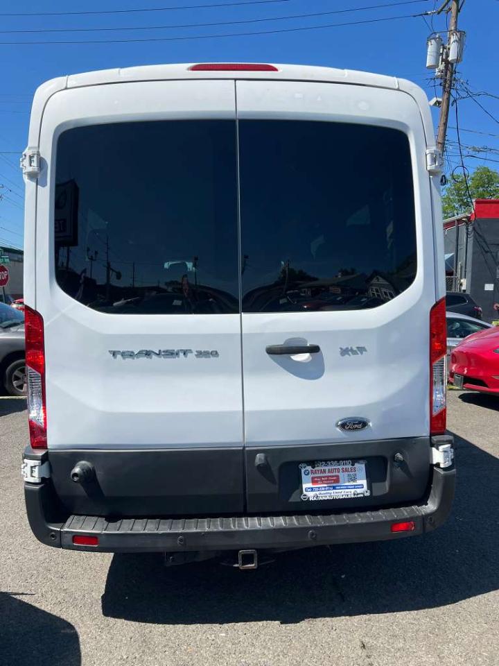 Ford Transit 350 Wagon Med. Roof XLT w/Sliding Pass. 148-in. WB 2017