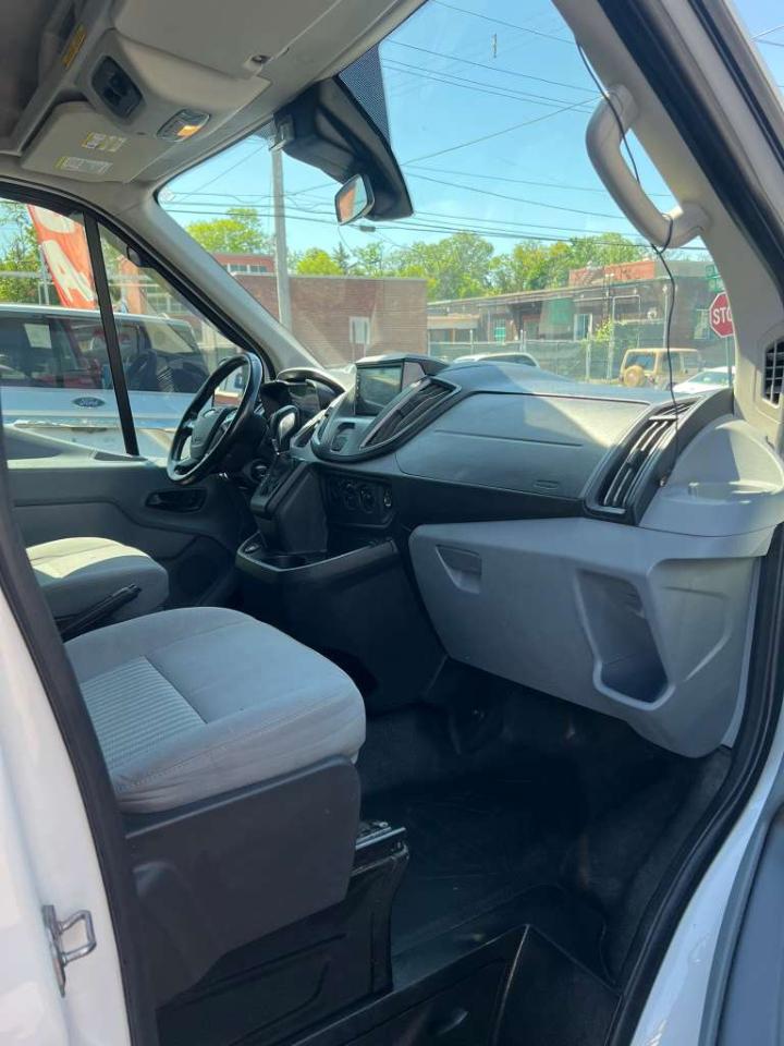Ford Transit 350 Wagon Med. Roof XLT w/Sliding Pass. 148-in. WB 2017