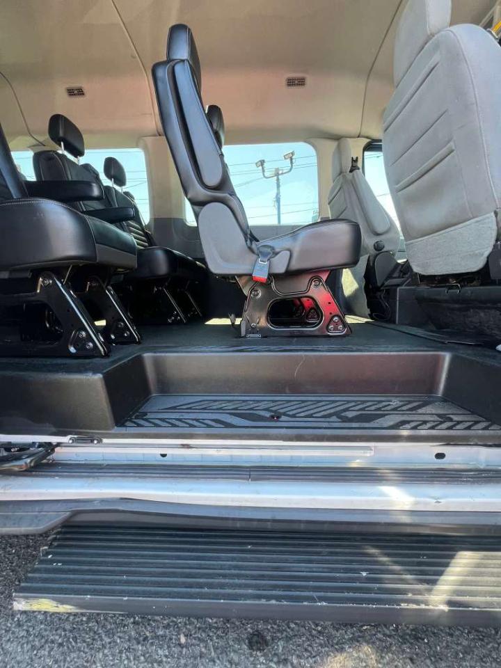 Ford Transit 350 Wagon Med. Roof XLT w/Sliding Pass. 148-in. WB 2017