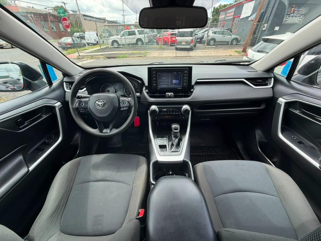 Toyota RAV4 LE AWD 2022