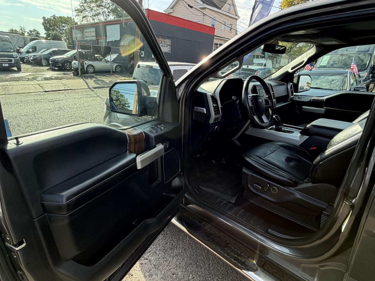 Ford F-150 4WD SuperCrew 145" Lariat 2017