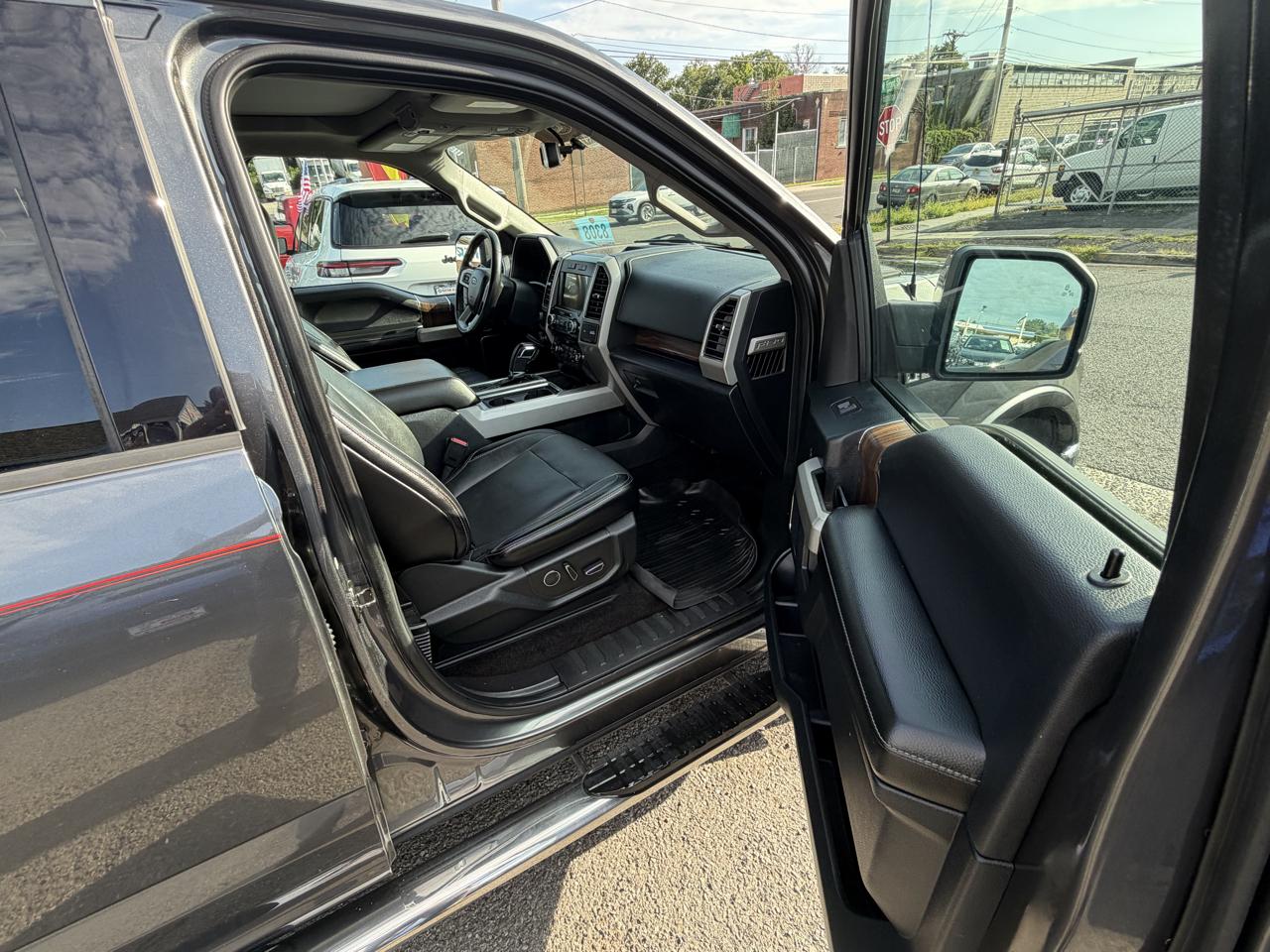 Ford F-150 4WD SuperCrew 145" Lariat 2017
