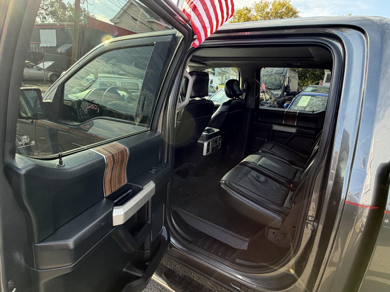 Ford F-150 4WD SuperCrew 145" Lariat 2017