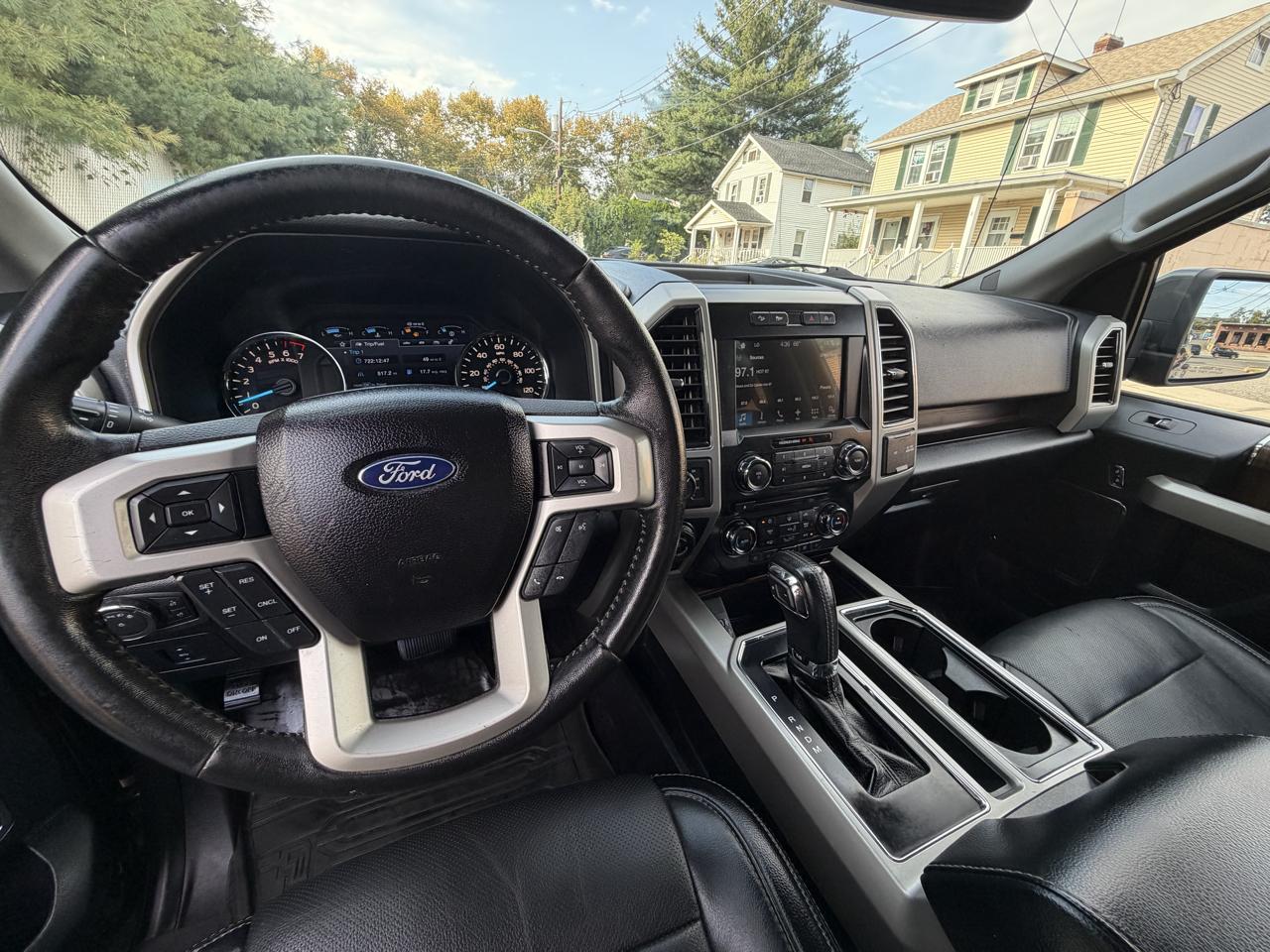 Ford F-150 4WD SuperCrew 145" Lariat 2017