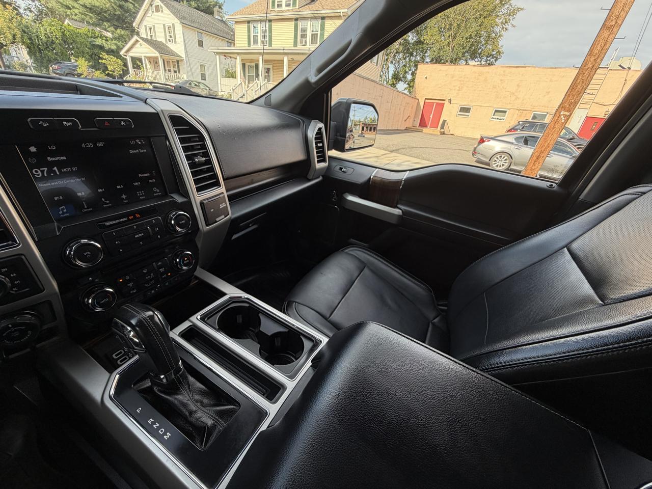 Ford F-150 4WD SuperCrew 145" Lariat 2017