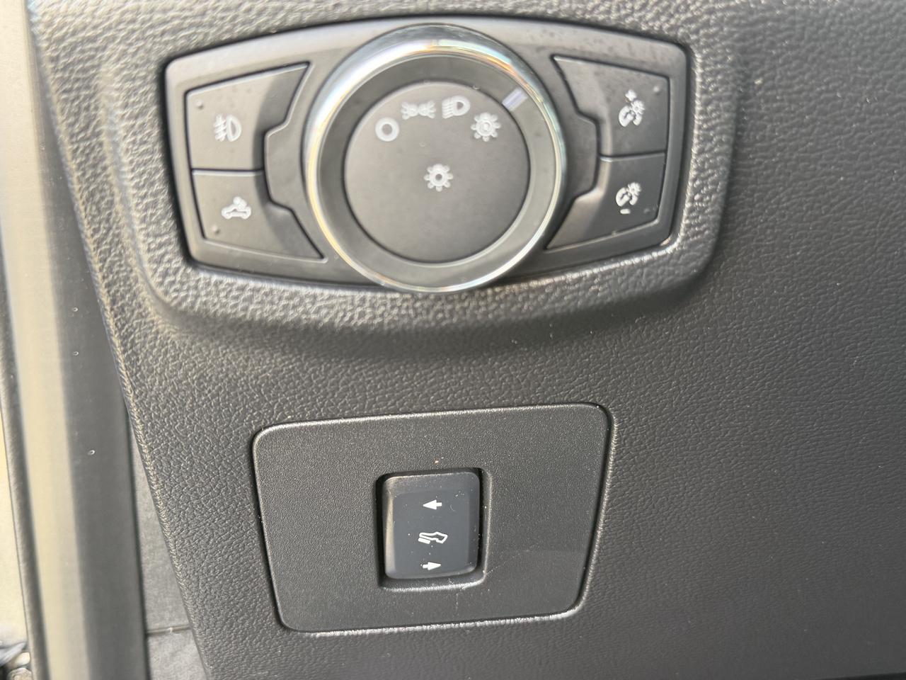 Ford F-150 4WD SuperCrew 145" Lariat 2017