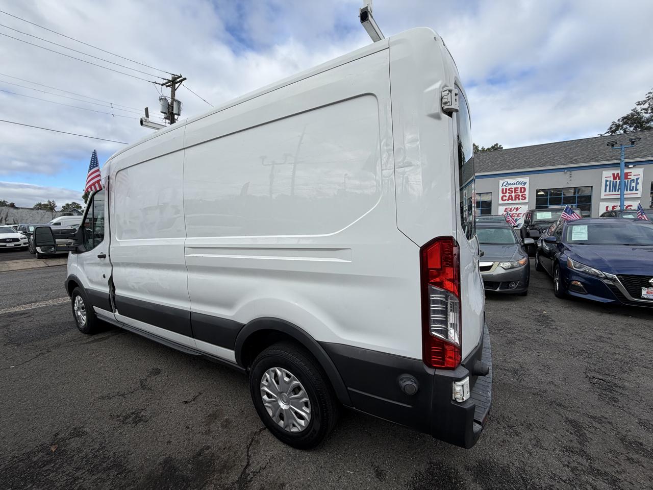 Ford Transit 250 Van Med. Roof w/Sliding Pass. 148-in. WB 2015