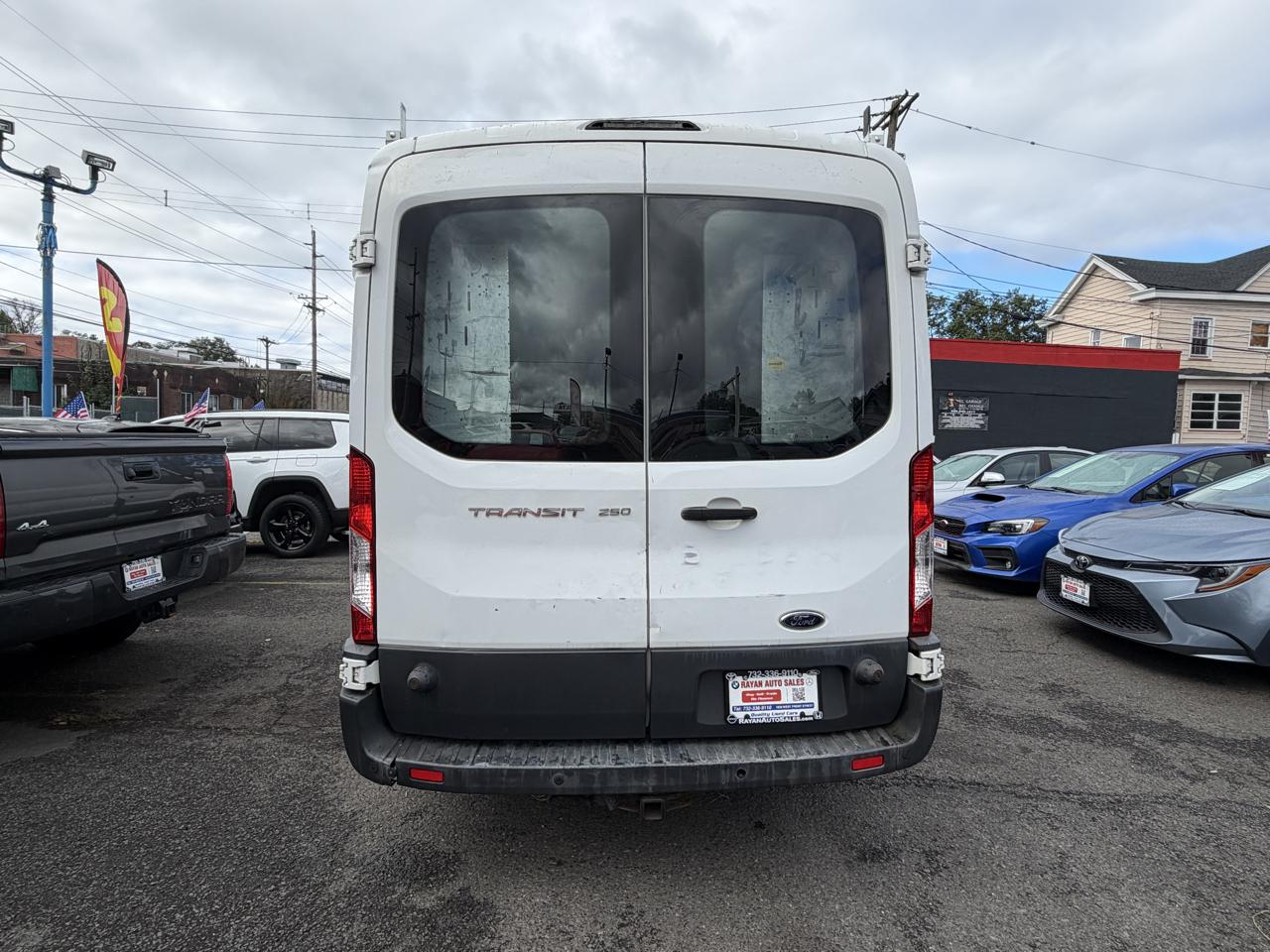 Ford Transit 250 Van Med. Roof w/Sliding Pass. 148-in. WB 2015