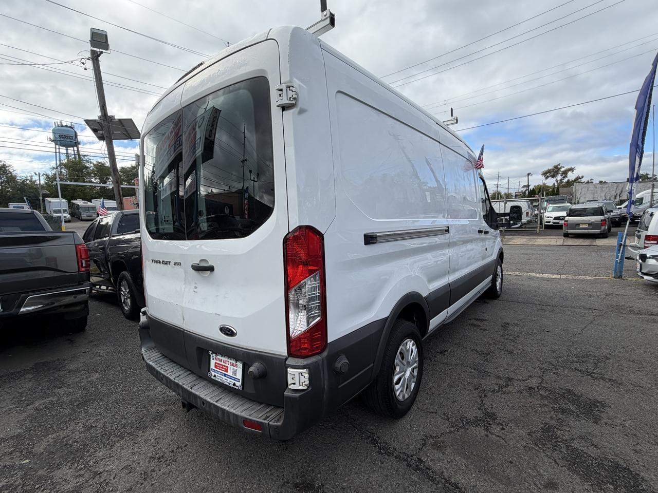Ford Transit 250 Van Med. Roof w/Sliding Pass. 148-in. WB 2015