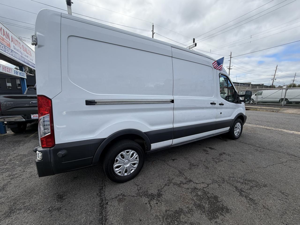 Ford Transit 250 Van Med. Roof w/Sliding Pass. 148-in. WB 2015