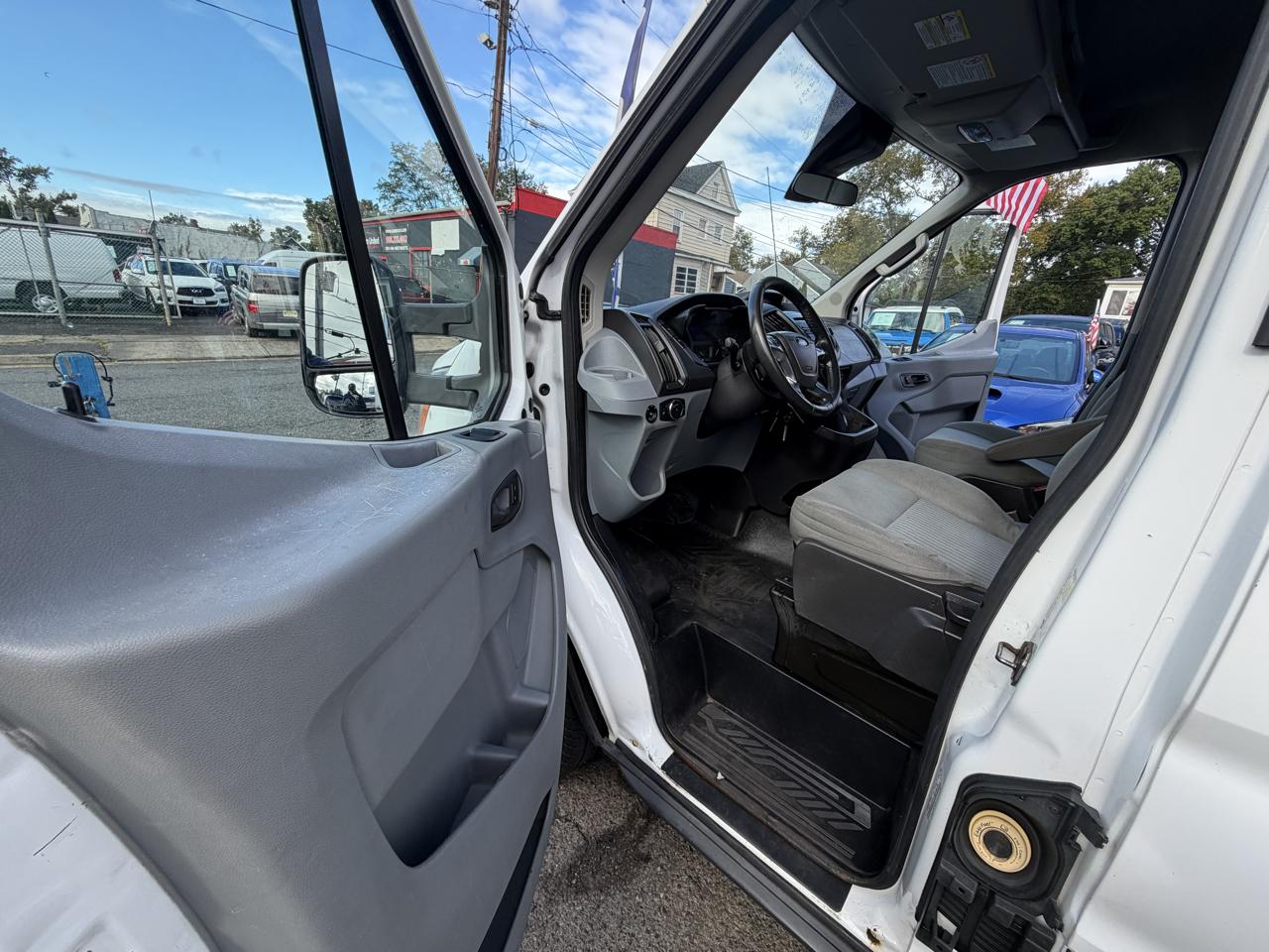 Ford Transit 250 Van Med. Roof w/Sliding Pass. 148-in. WB 2015