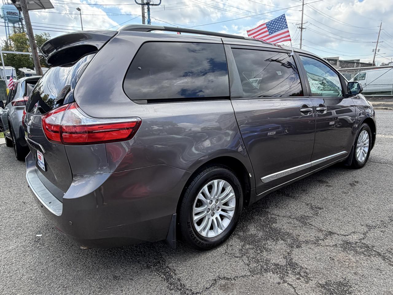 Toyota Sienna XLE FWD 8-Passenger V6 2016