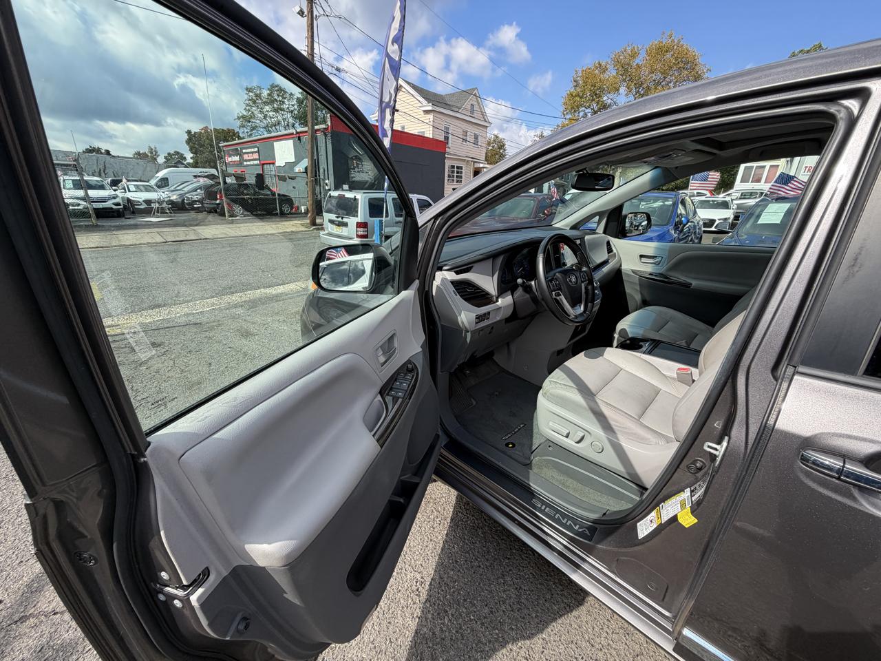 Toyota Sienna XLE FWD 8-Passenger V6 2016
