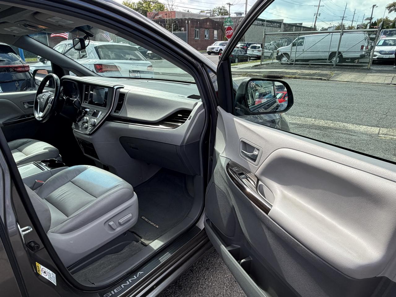 Toyota Sienna XLE FWD 8-Passenger V6 2016