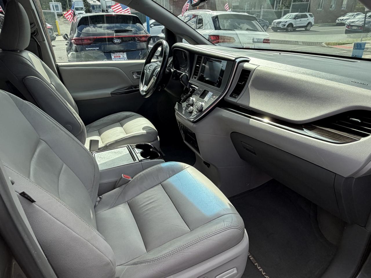 Toyota Sienna XLE FWD 8-Passenger V6 2016