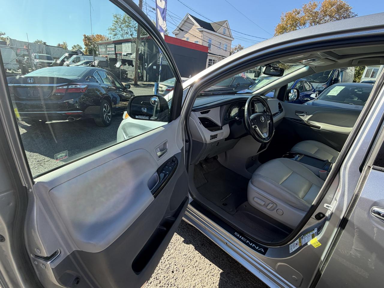 Toyota Sienna Limited Premium 7-Passenger 2017