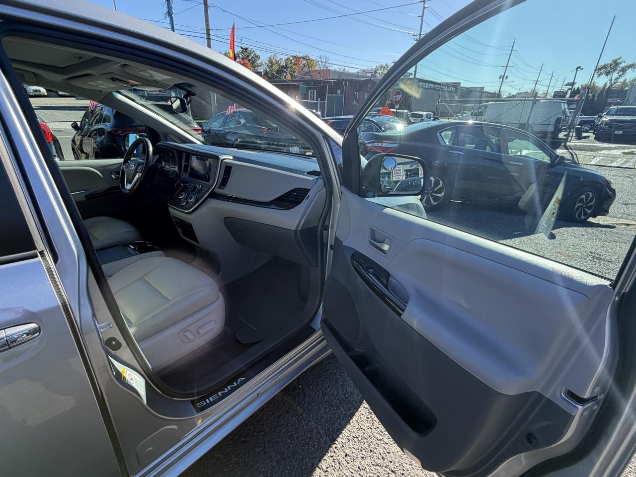 Toyota Sienna Limited Premium 7-Passenger 2017