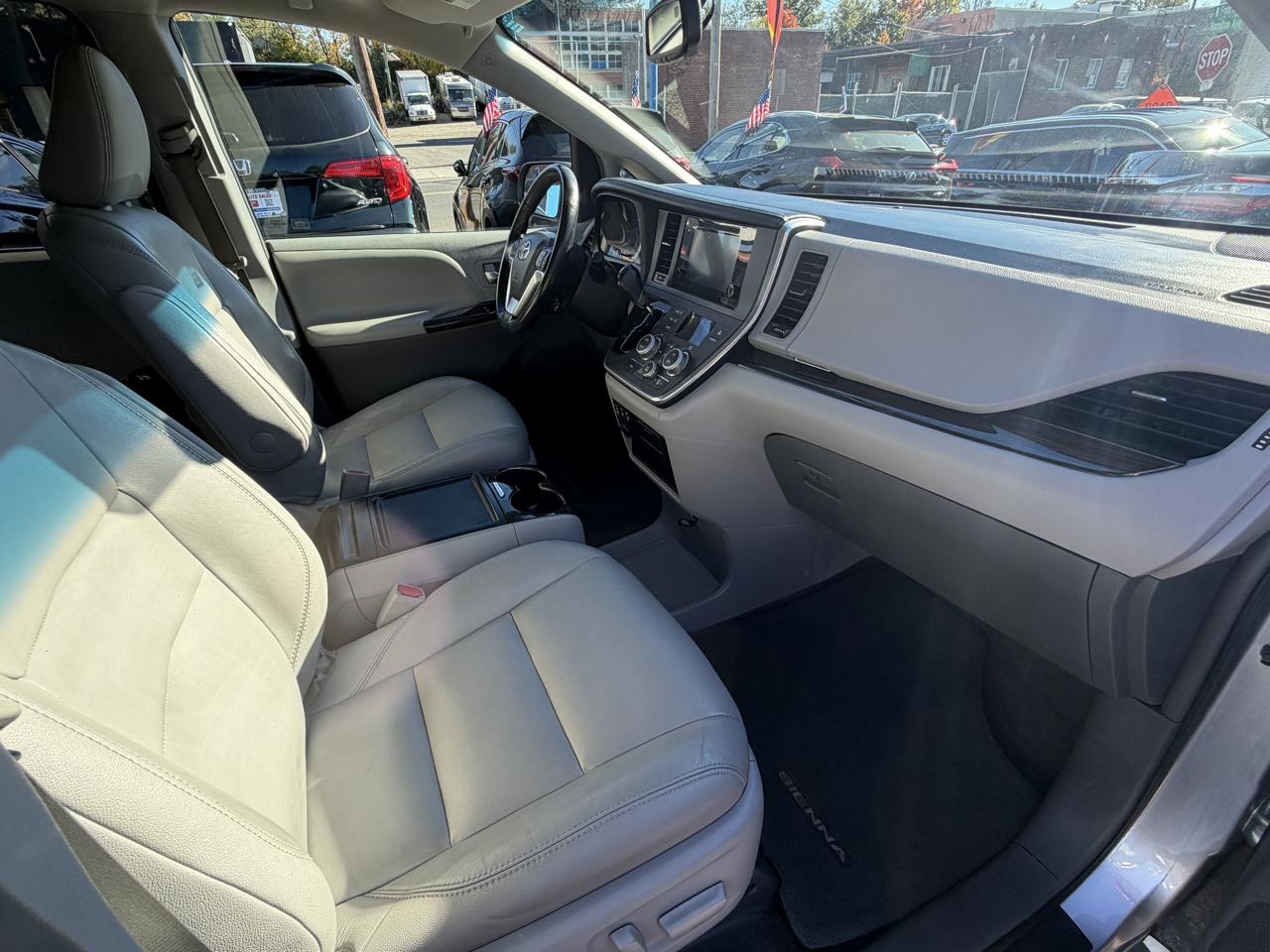 Toyota Sienna Limited Premium 7-Passenger 2017