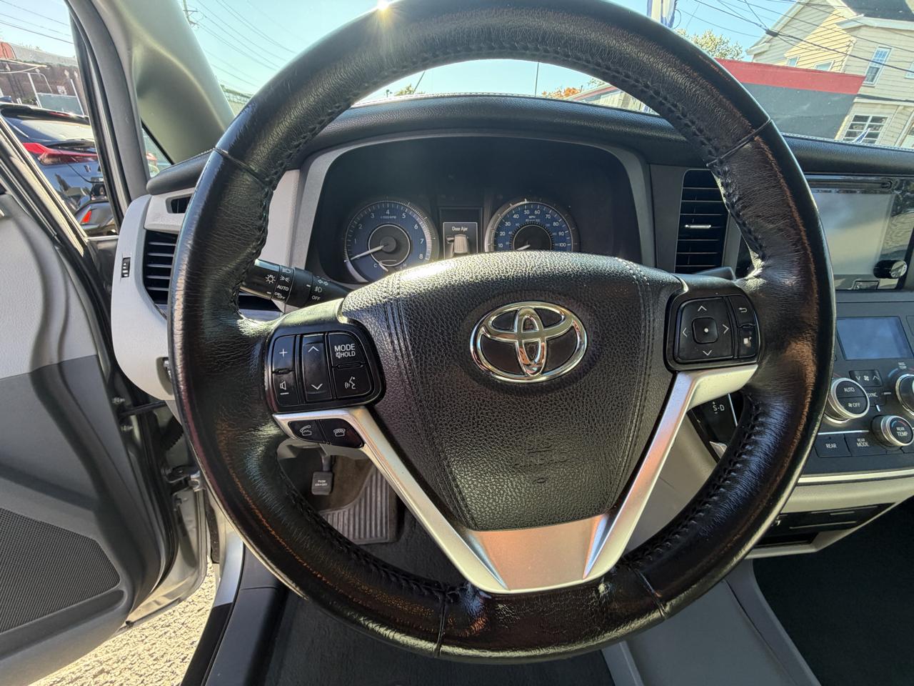 Toyota Sienna Limited Premium 7-Passenger 2017