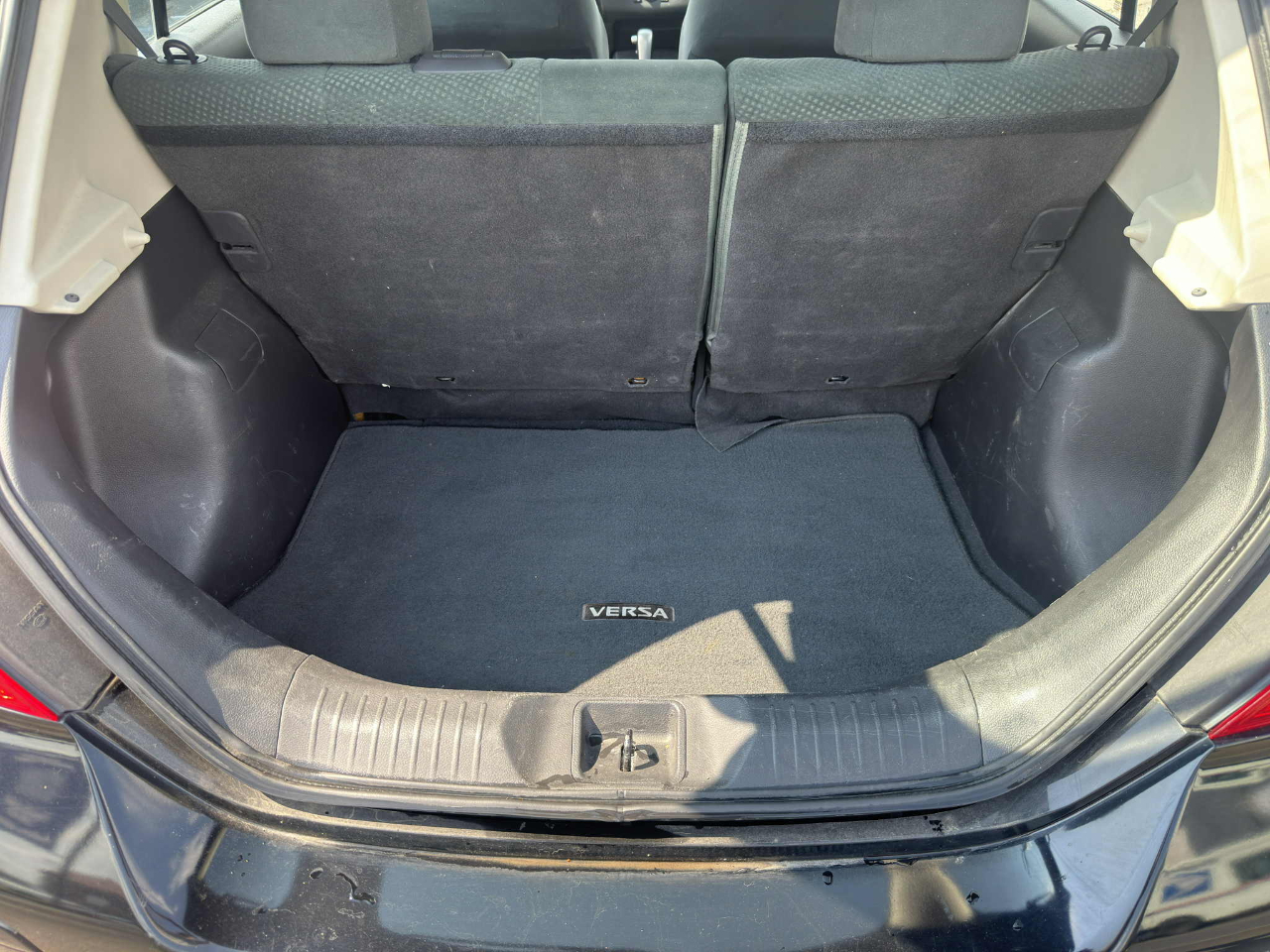 Nissan Versa 1.8 S Hatchback 2012