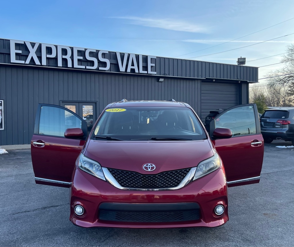 2017 Toyota Sienna SE's photo