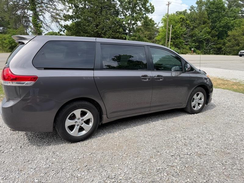 Toyota Sienna FWD 7-Passenger I4 2012