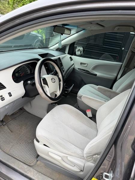 Toyota Sienna FWD 7-Passenger I4 2012