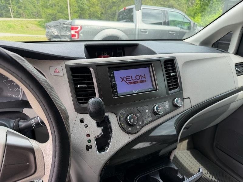 Toyota Sienna FWD 7-Passenger I4 2012
