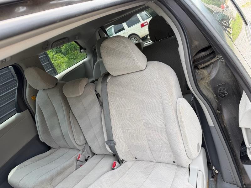 Toyota Sienna FWD 7-Passenger I4 2012