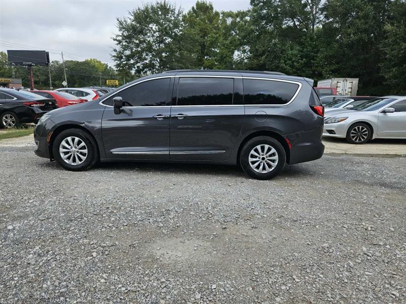 2017 Chrysler Pacifica Touring-L's photo