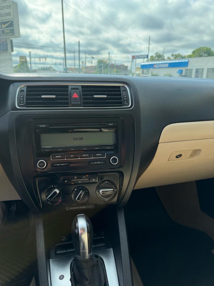 Volkswagen JETTA SE  2011