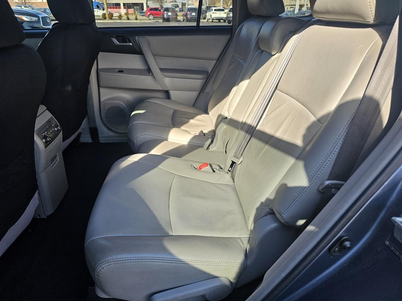 Toyota Highlander 4WD 4dr V6 (Natl) 2013