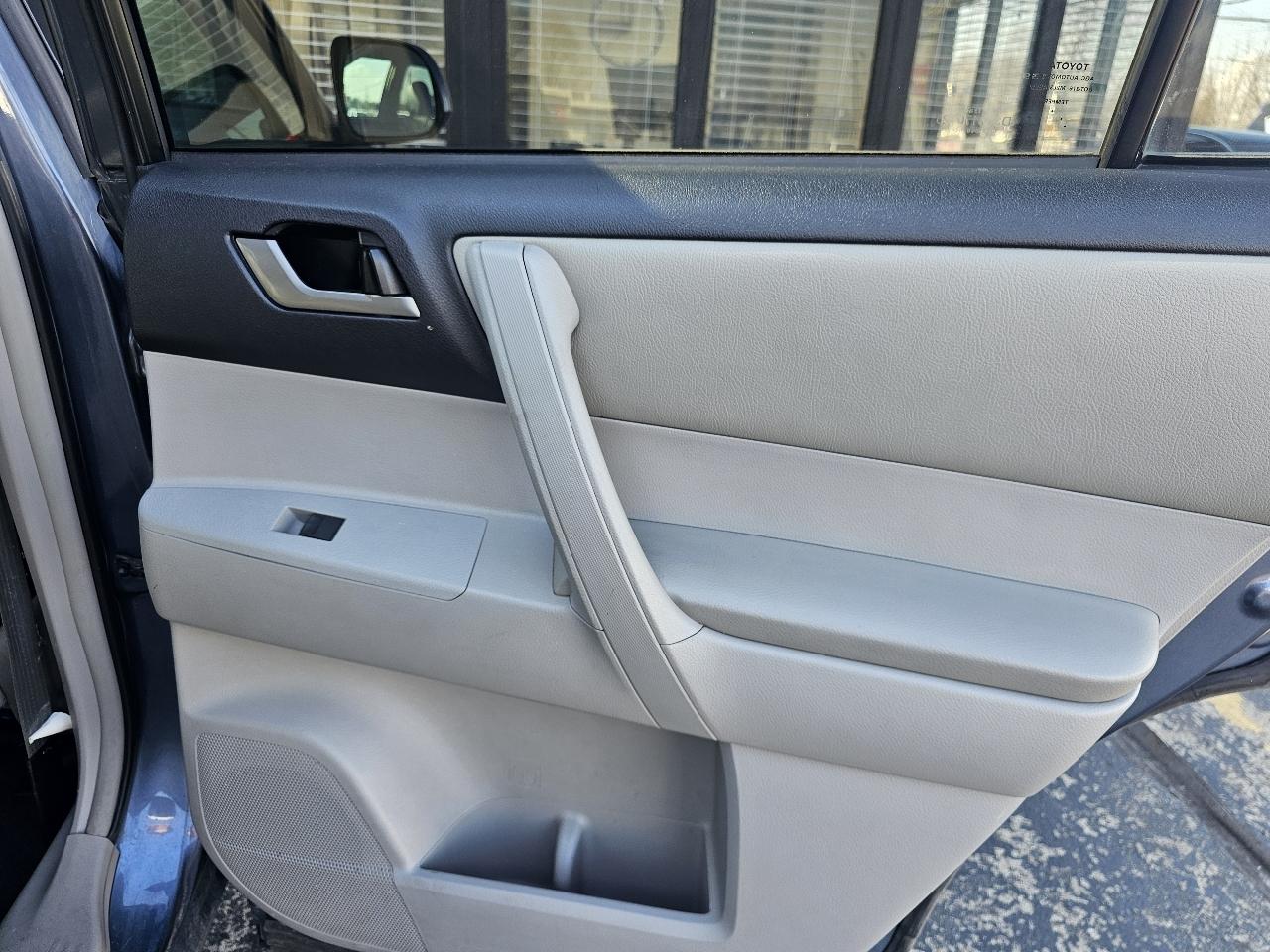 Toyota Highlander 4WD 4dr V6 (Natl) 2013