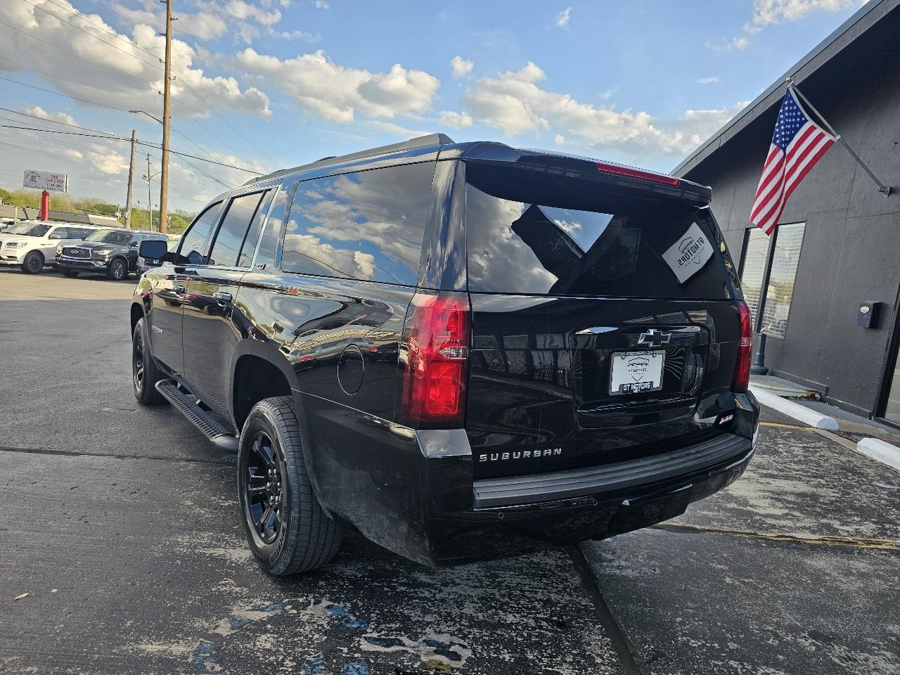 Chevrolet Suburban 4WD 4dr 1500 LT 2019