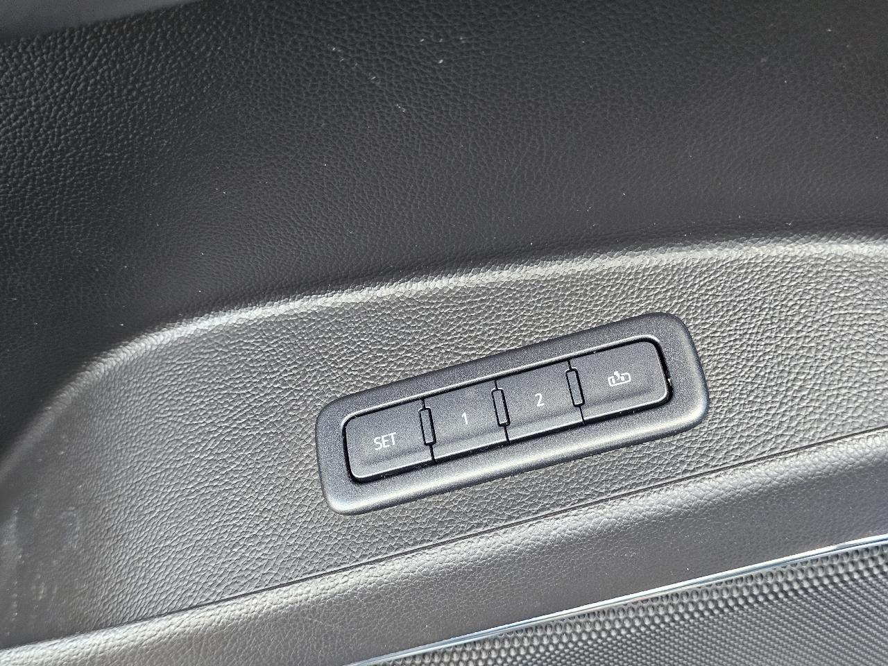 Chevrolet Suburban 4WD 4dr 1500 LT 2019