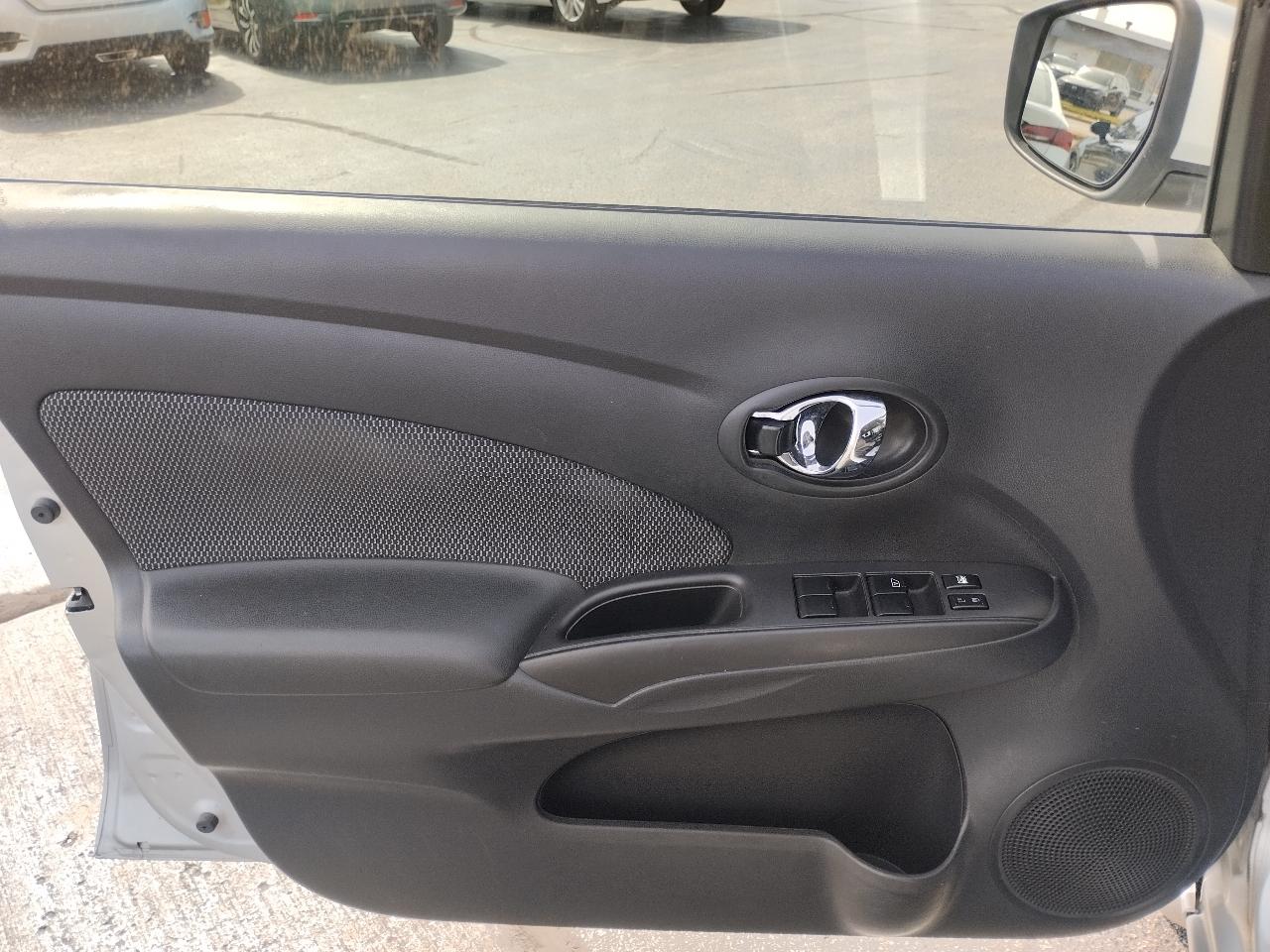 Nissan Versa 4dr Sdn CVT 1.6 SV 2016
