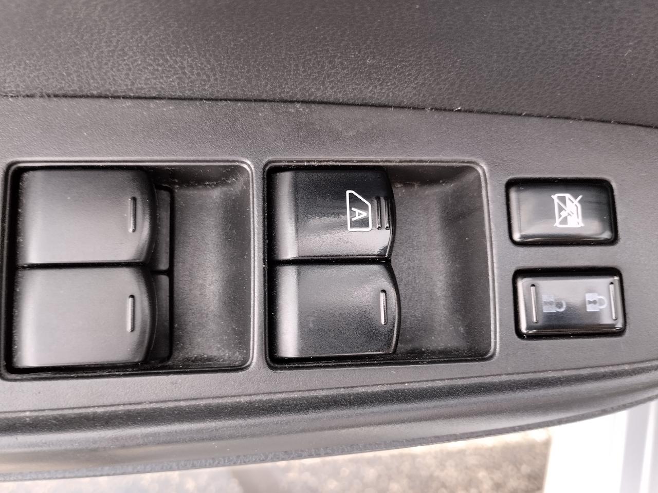 Nissan Versa 4dr Sdn CVT 1.6 SV 2016
