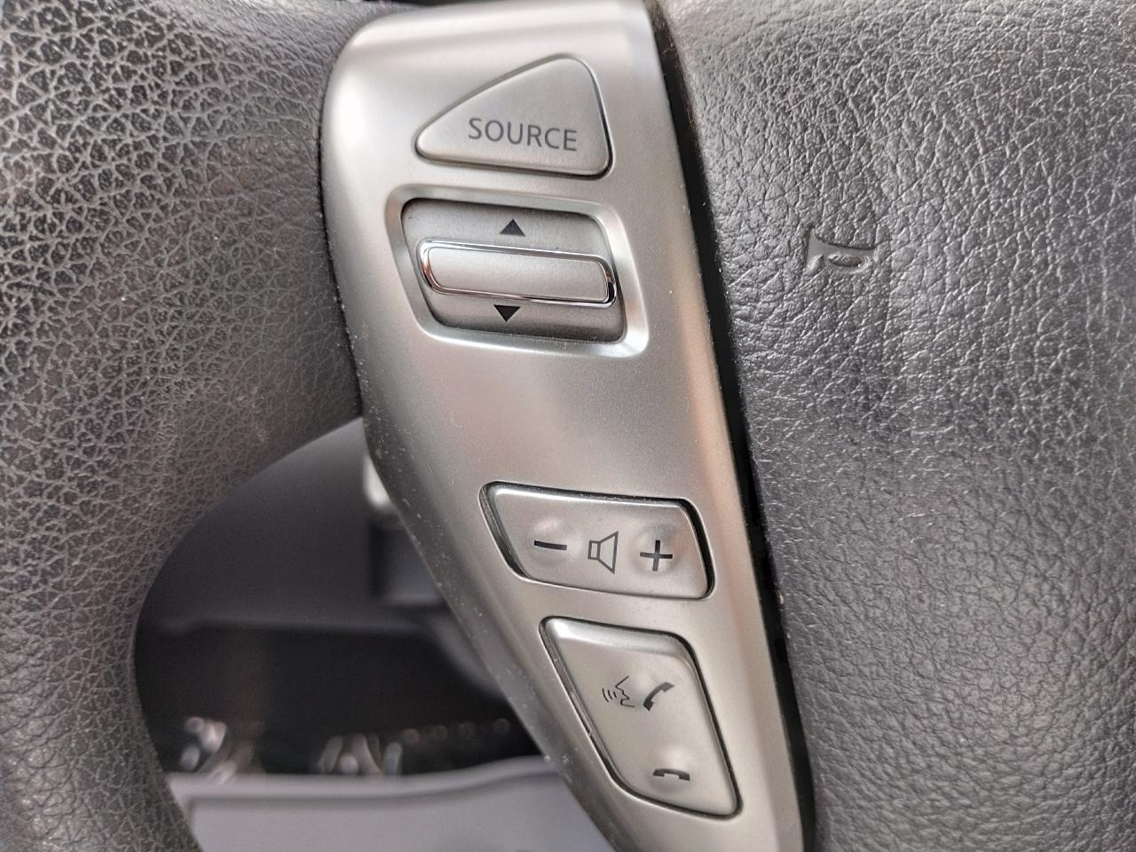 Nissan Versa 4dr Sdn CVT 1.6 SV 2016