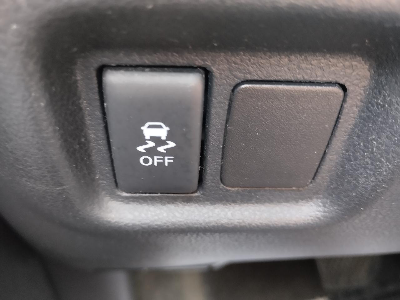 Nissan Versa 4dr Sdn CVT 1.6 SV 2016